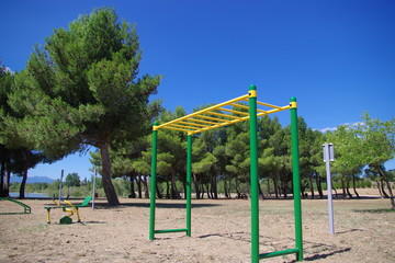 Fototapeta premium Matériel et exercice de musculation à l'extérieur