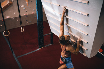 Man training on a campus board © Jacob Lund