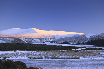 Pen y Fan & Corn Du mountains, Brecon Beacons Powys Wales in winter - obrazy, fototapety, plakaty