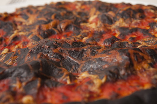 Detalle de pizza quemada