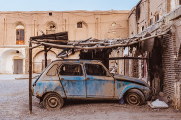 Fototapeta na wymiar old car in the city of Yazd in Iran