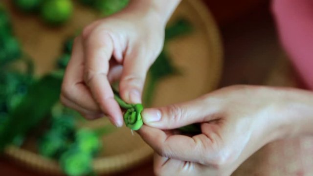 make artificial flower art craft from Pandanus leaf in Thai style