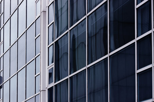 Detalle de las ventanas de la fachada de un edificio