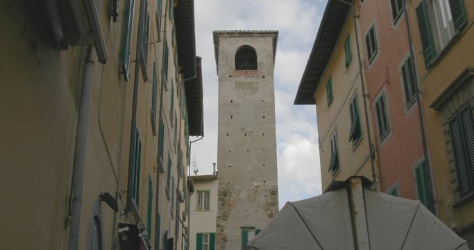 Torre in una via della citt&agrave; di Pisa.