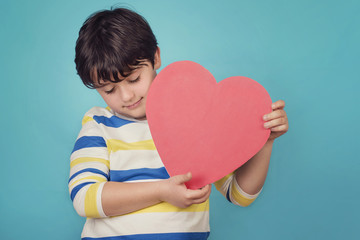 niño sonriente con un corazón