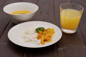 Kari with cabbage, tempeh and rice