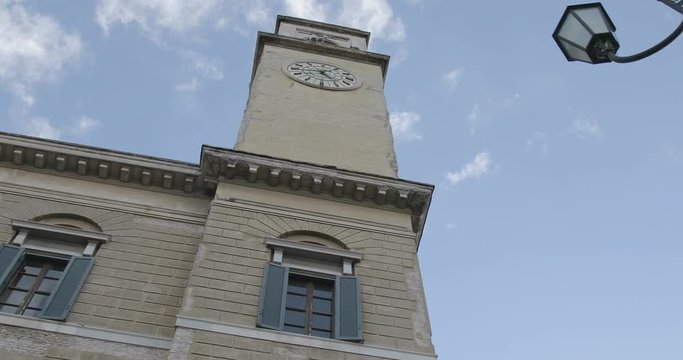 Orologio con campanile vicino al Ponte di mezzo a Pisa.