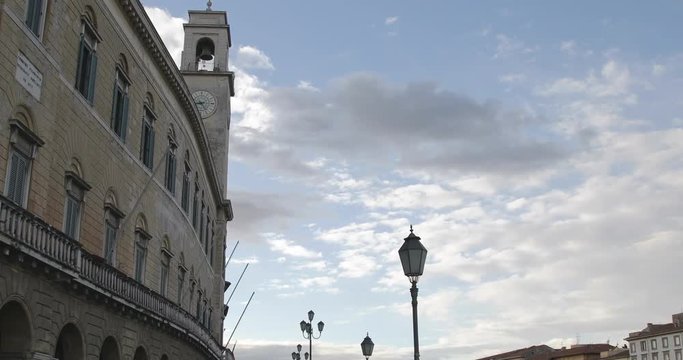 Orologio con campanile vicino al Ponte di mezzo a Pisa.