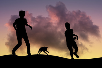 chien et garçons jouant au crépuscule