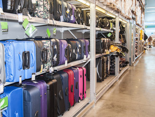 продажа чемоданов в магазине