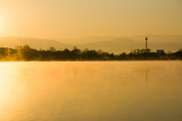 早朝の湖