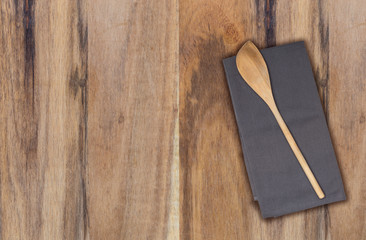Kochlöffel und Küchentuch auf Akazienholz