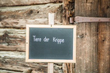 Tiere der Krippe in altem Stall zu Weihnachten