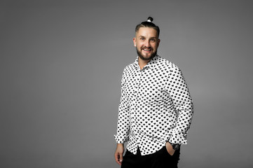 emotional man in a shirt with black hearts on a gray background
