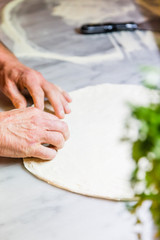 Pizzabäcker knetet Pizzateig