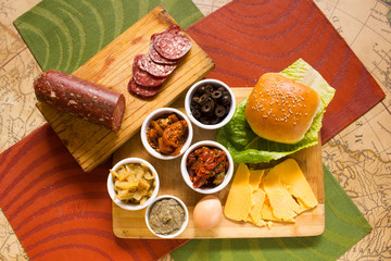 Hamburguesa desarmada con aceitunas y salchichón
