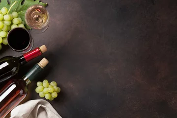 Papier peint adhésif Vin Wine bottles and grapes