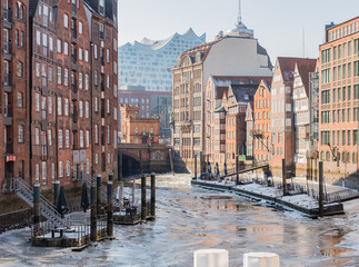 Die Elbphilharmonie sicht von der Holzbrücke in Hamburg 