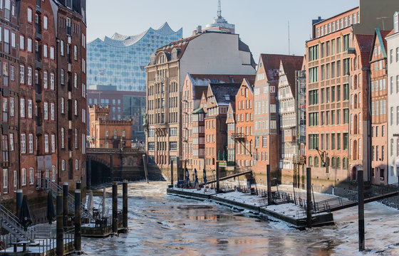 Die Elbphilharmonie sicht von der Holzbrücke in Hamburg 