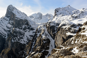 Fototapeta na wymiar Cumbre montañosa nevada 01