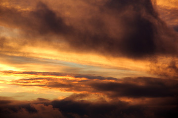 tramonto con nuvole e smog