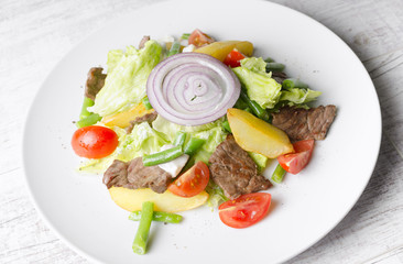 Salad with fried roast beef and vegetables