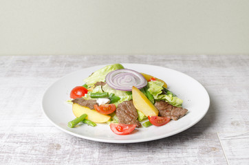 Salad with fried roast beef and vegetables