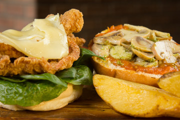 Hamburugesa de milanesa de pollo plano detalle