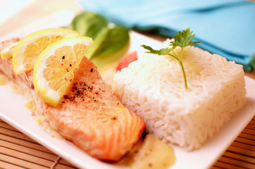 assiette de saumon cuit avec riz