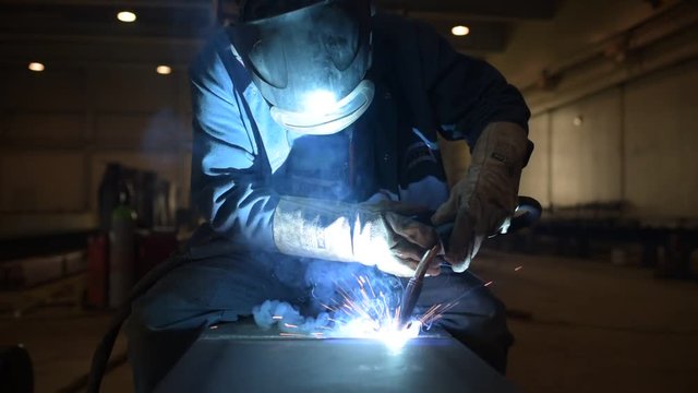 Schwei&szlig;er arbeitet im Stahlbau - schwei&szlig;en eines Werkst&uuml;ckes