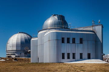 Obraz premium A special astrophysical observatory against the background blue sky 