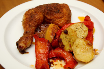 Hühnerschlegel mit Kartoffeln und Paprika
