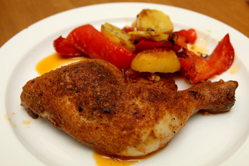 Hühnerschlegel mit Kartoffeln und Paprika
