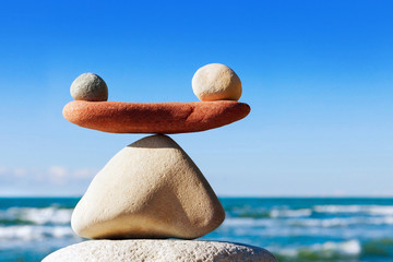 Concept of harmony and balance. Balance stones against the sea. - obrazy, fototapety, plakaty
