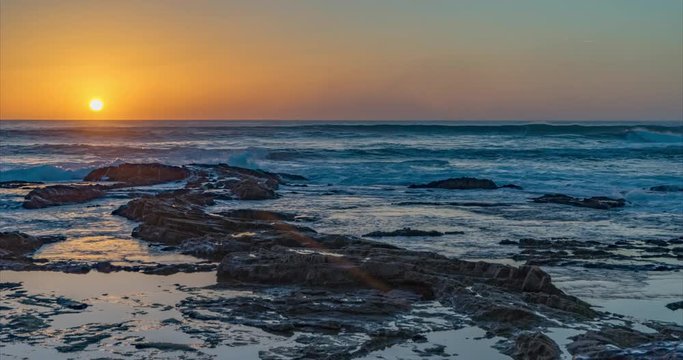 Timelapse Vido trauhafter Sonnenuntergang bei El Cotillo im Norden auf auf Fuerteventura Spanien