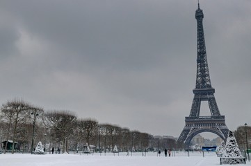Fototapeta na wymiar Paris en Hiver sous la neige