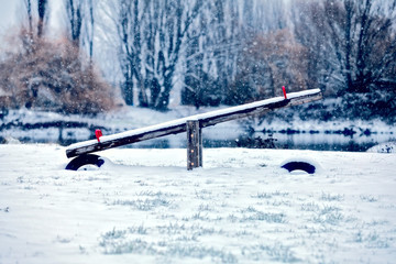 altalena coperto di neve