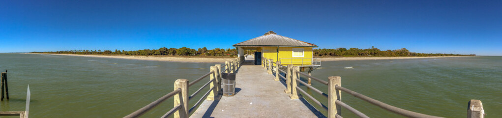Obraz premium Pier in the Fort De Soto Park, Florida