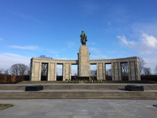 Fototapeta na wymiar monumenti ai caduti russi
