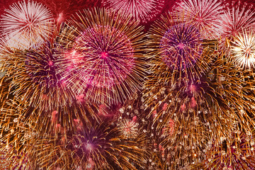 салют в ночном небе на праздник 