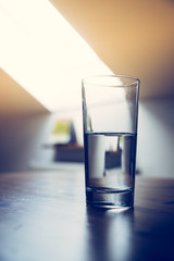 Klares Wasserglas in Küche, Morgen 