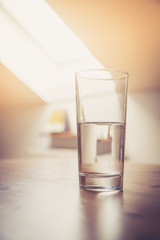 Klares Wasserglas in Küche, Morgen 