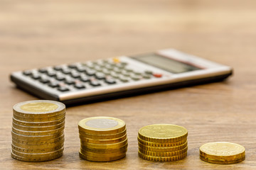 Kostenberechnung - Taschenrechner und Geldmünzen
