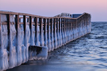 malerischer Steg mit Eisschicht im Winter, Konzept Seebestattung, Trauer