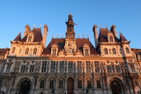 Paris, façade de l’Hôtel de ville au soleil couchant (France)