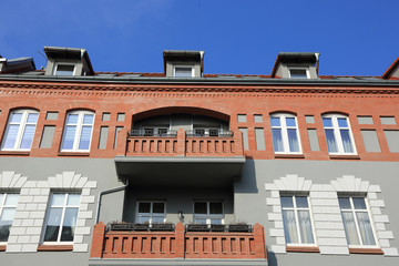 Piękny fragment budynku z balkonami, stara kamienica w Opolu. - obrazy, fototapety, plakaty