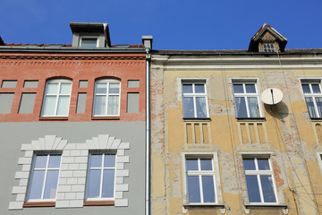 Fototapeta na wymiar Fragment dwóch kamienic w Opolu, po renowacji i przed remontem.