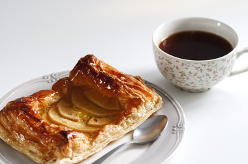 Pastel de tarta de manzana con cafe