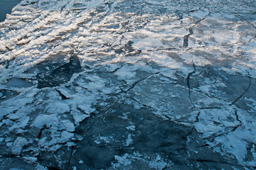 Obraz premium Frozen ice structures on the river beach 