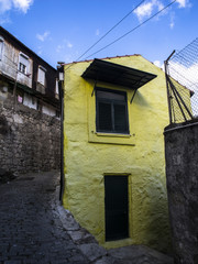 Fototapeta na wymiar gelbes Haus in Porto